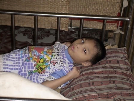 Những đứa trẻ nằm bất động tố cáo lối sống "thoáng" của các cặp đôi sinh viên